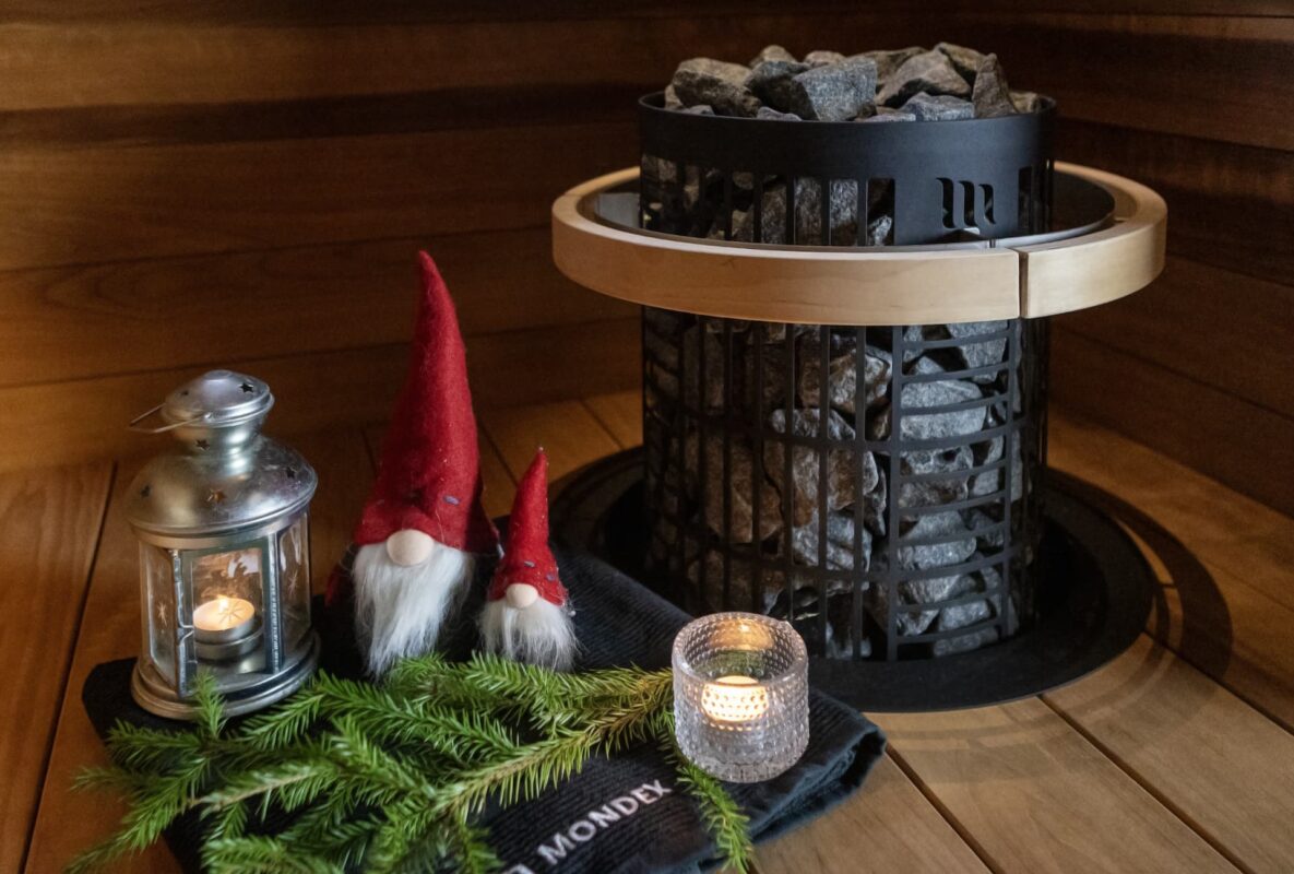 Saunan kiuas ja jouluista rekvisiittaa