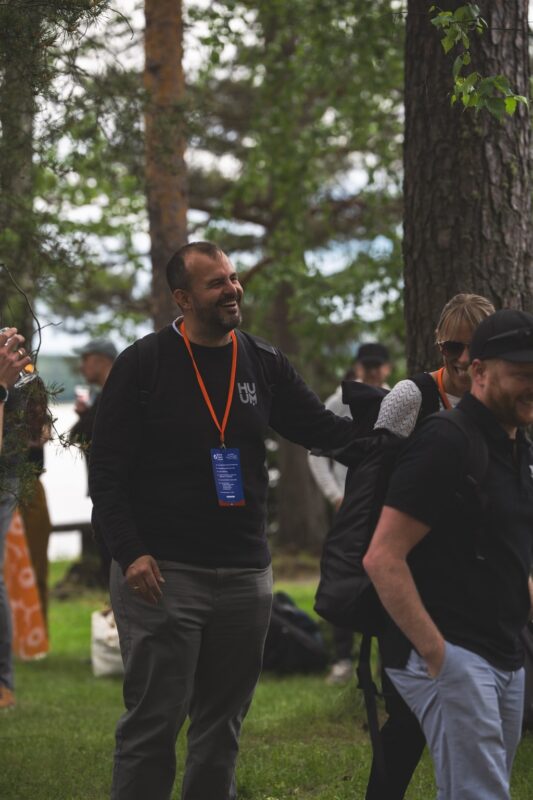 Hymyilevä mies World Sauna Forum 2026 -tapahtumassa Savutuvan Apajan iltaohjelmassa