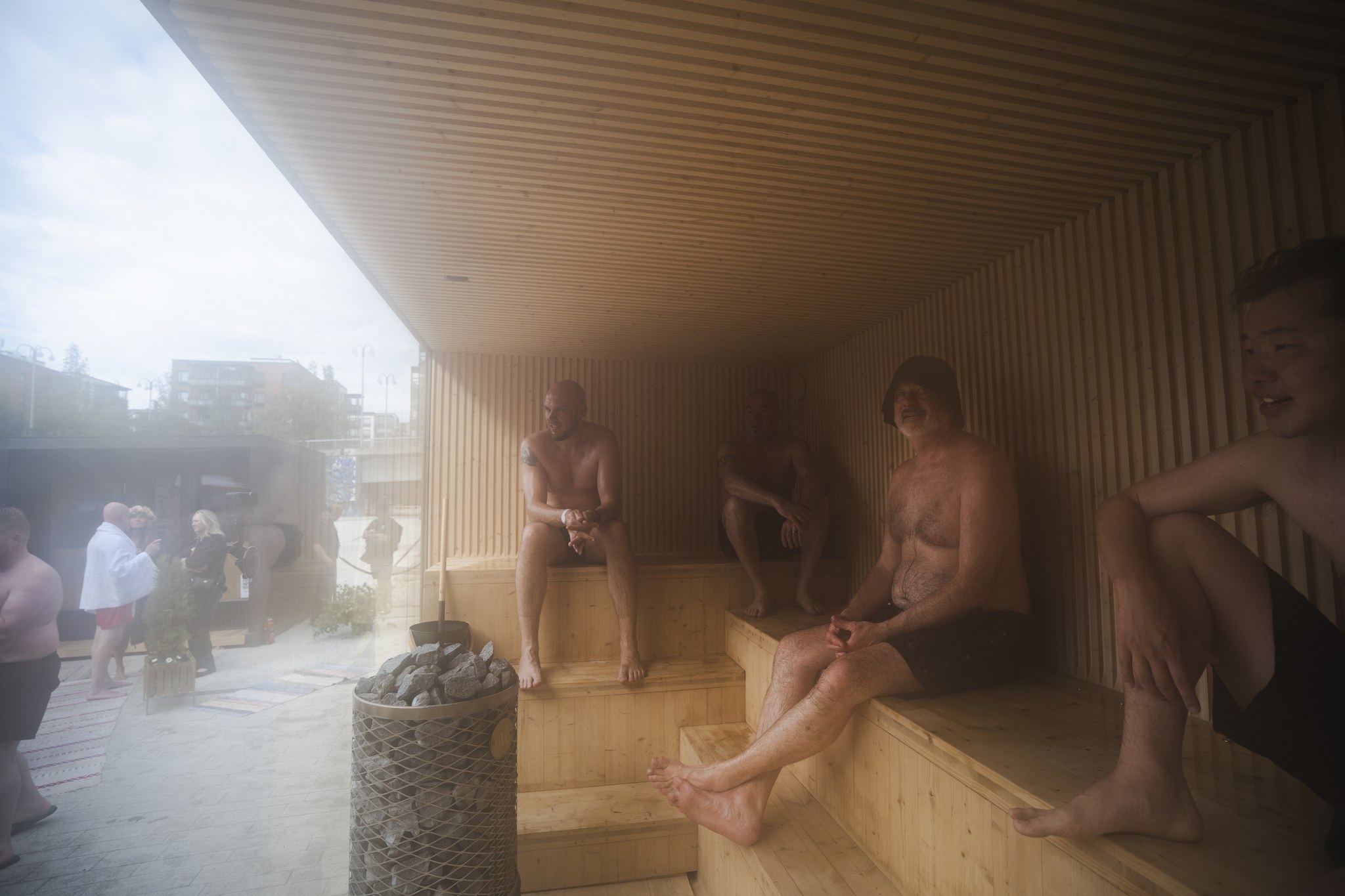 Ihmisiä saunomassa World Sauna Forum tapahtumassa