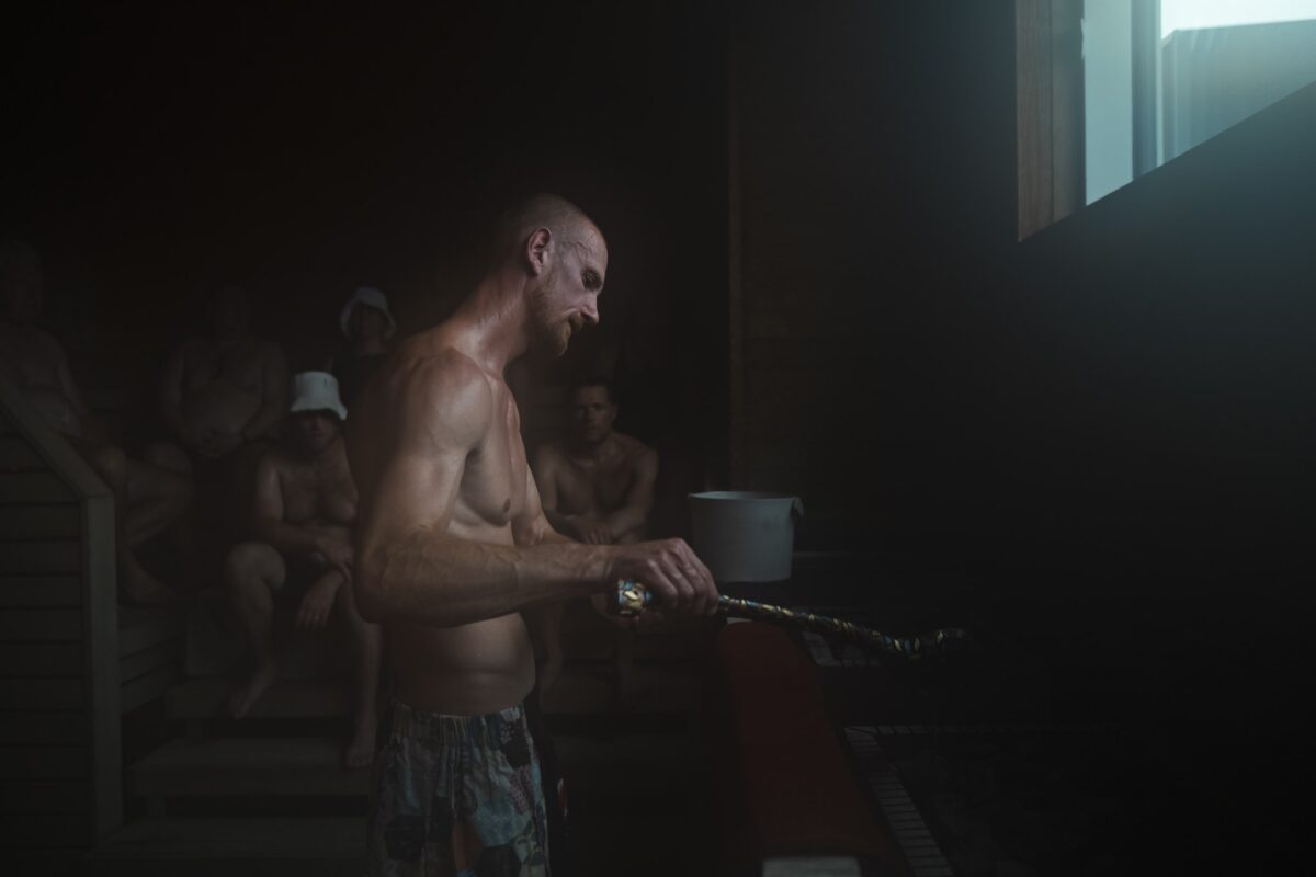 Robert Heinevetter tekemässä Aufgussa World Sauna Forumissa 2026