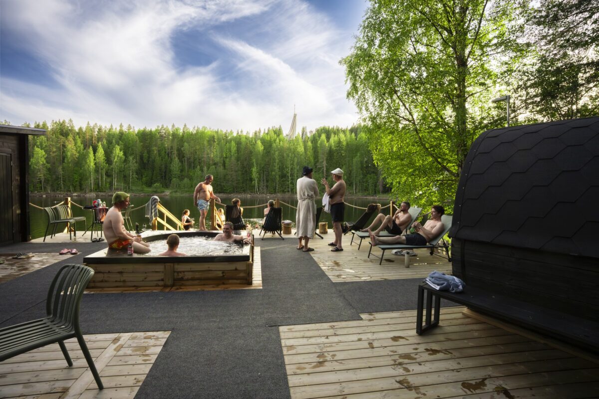 Kansainvälisiä matkailijoita saunomassa Sauna Lampilan saunalla jyväskylässä